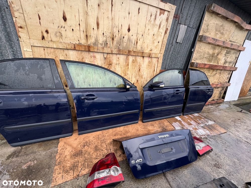 Volvo s40 v50 drzwi  v50 przednie tylne tył prawe lewe 613-46 niebieskie granatowe sedan klapa tył tylnia lampa tył prawą lewa belka tylnia zderzak tył tylni błotnik prawy lewy lampy przednie prawa lewa przód tył belka wzmocnienie czołowe pas przedni chłodnice maska zderzak przód przedni niebieski - 16