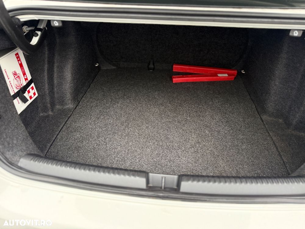 Volkswagen Jetta 1.6 TDI Comfortline - 15