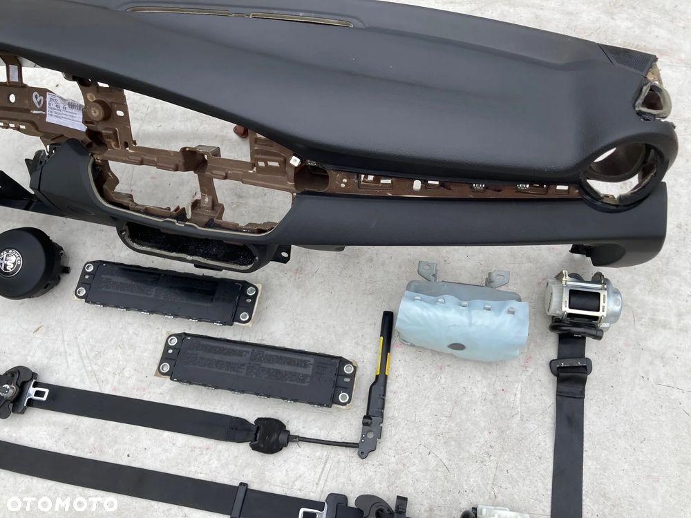 ALFA ROMEO GIULIA DESKA KONSOLA KOKPIT PULPIT PÓŁKA PARAPET PODUSZKI POWIETRZNE KIEROWCY PASAŻERA KOLANOWE KOLAN AIRBAG PASY PAS NAPINACZE DOPINACZE AIR BAG SRS   USA KANADA CANADA   O R Y G I N A Ł   OKAZJA !!! - 10