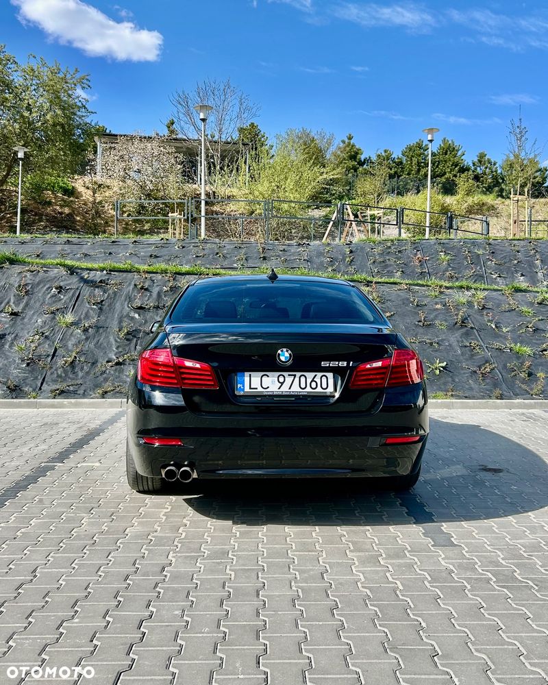 BMW Seria 5 528i Luxury Line - 9
