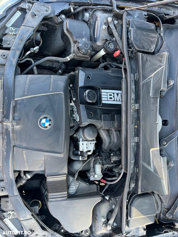 BMW Seria 3 318i Touring - 28