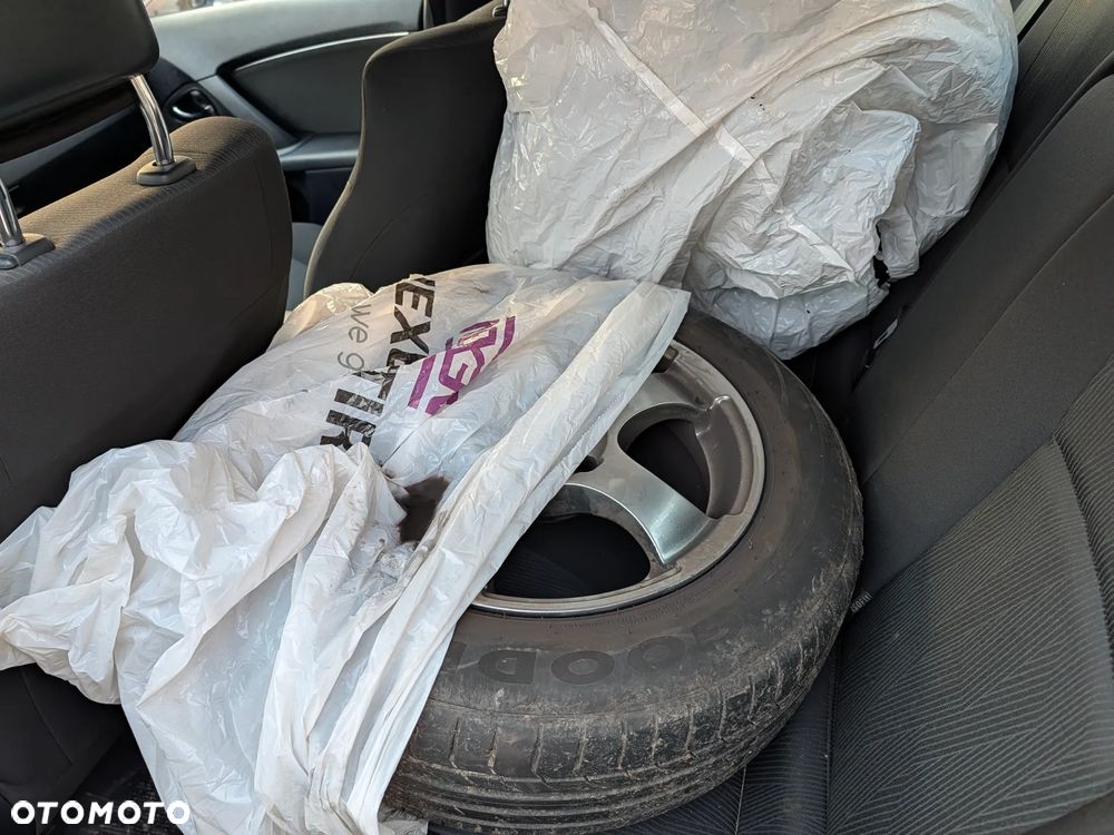 Toyota Avensis 1.6 - 8