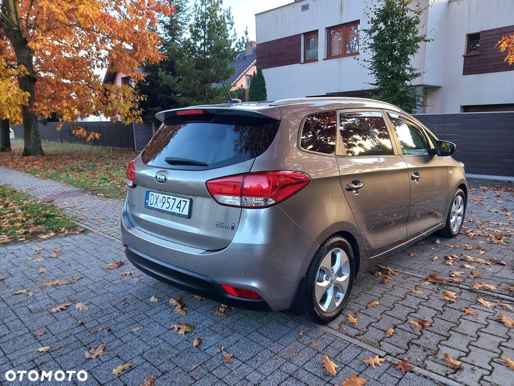 Kia Carens - 4