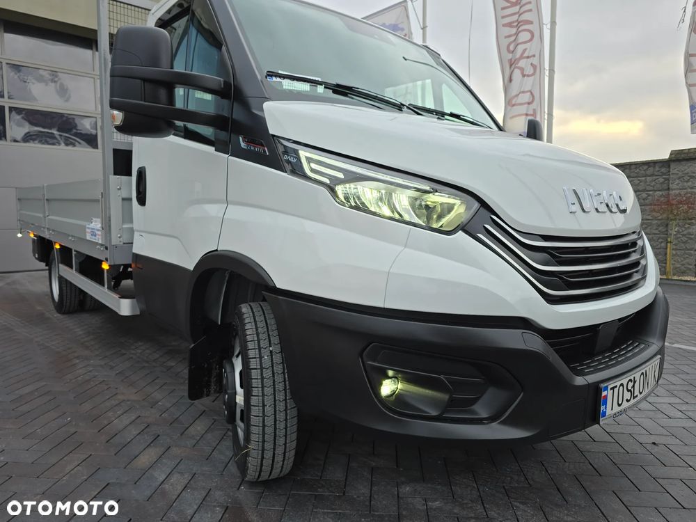 Iveco DAILY DAILY 35C18 / 50C18 HI-MATIC 9PALET 4,50cm Długi 850Kg ŁADOWNOŚĆ SALON PL 39 Tyś km STAN NOWY NOWY NOWY NA GWARANCJI TEMPOMAT FOTEL PNEŁMATYCZNY KLIMATYZACJA AUTOMATYCZNA LEDY BLOKADA MOSTU HAK FABRYCZNY - 39