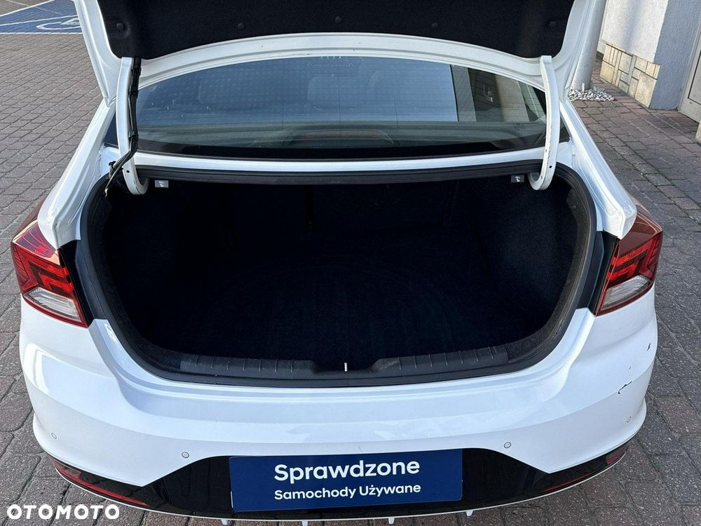 Hyundai Elantra 1.6 Comfort Premiere - 12