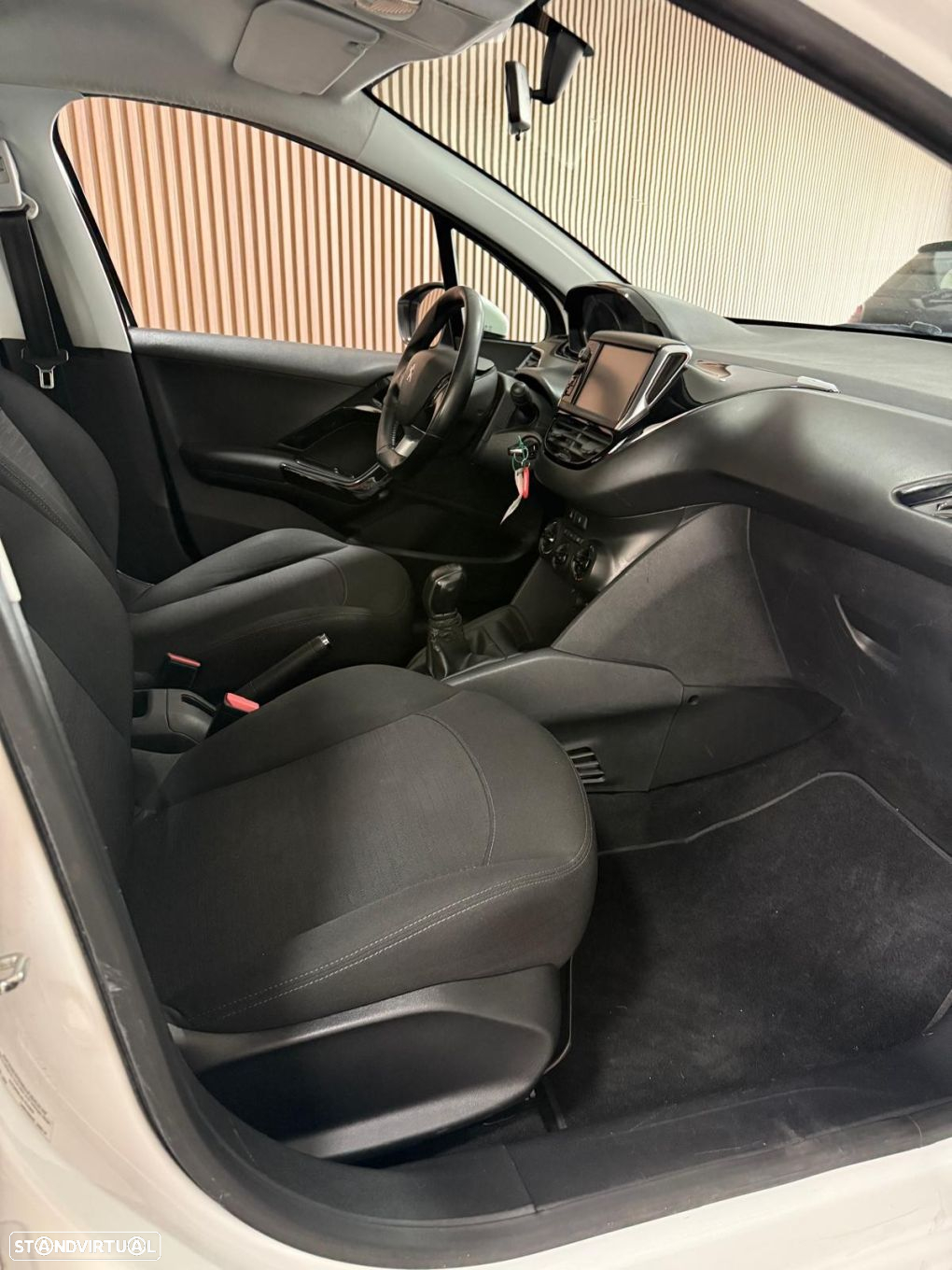 Peugeot 208 - 8