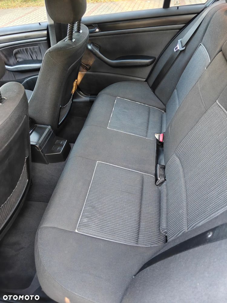 BMW Seria 3 318i - 25