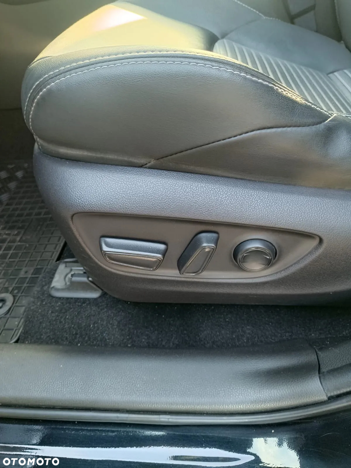 Toyota RAV4 2.5 Hybrid Black Edition by JBL 4x4 - 13