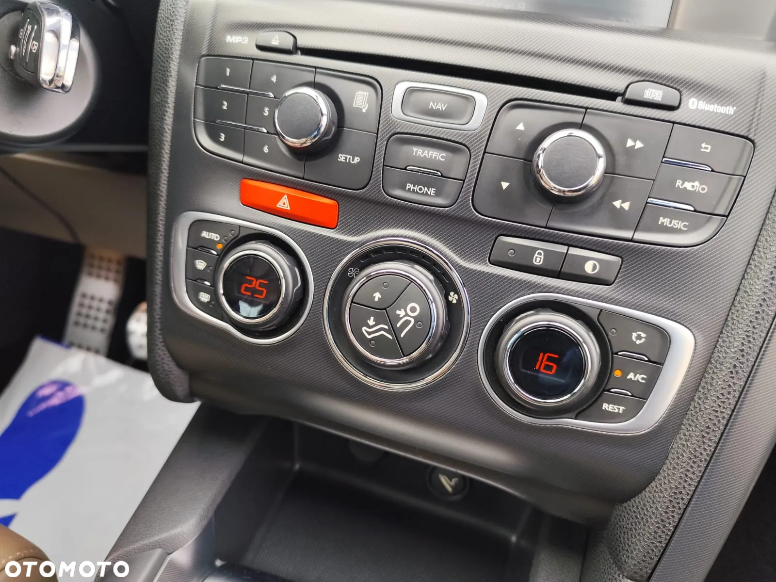 Citroën DS4 e-HDi 115 SoChic - 26