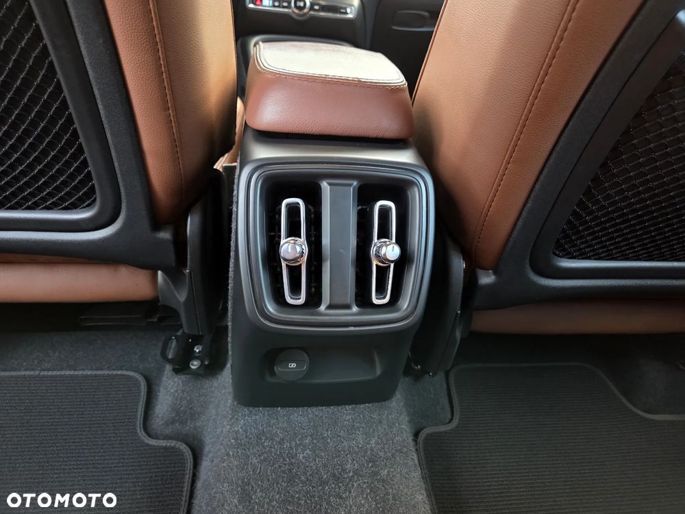 Volvo XC 40 B3 B DKG Plus Black Edition - 28