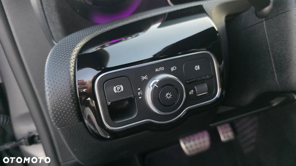 Mercedes-Benz CLA 180 7G-DCT AMG Line - 19