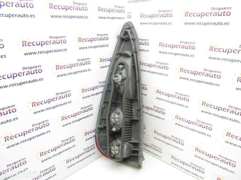 FAROLIM TRASEIRO DIREITO TOYOTA YARIS VERSO 2002 - - 4