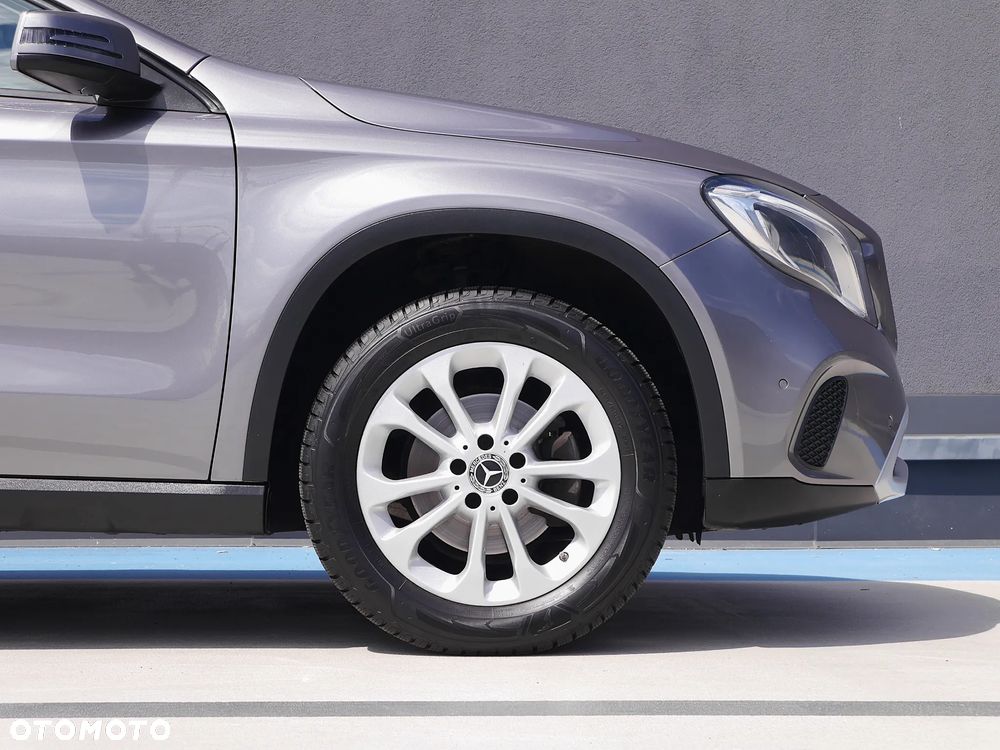 Mercedes-Benz GLA 180 7G-DCT - 36