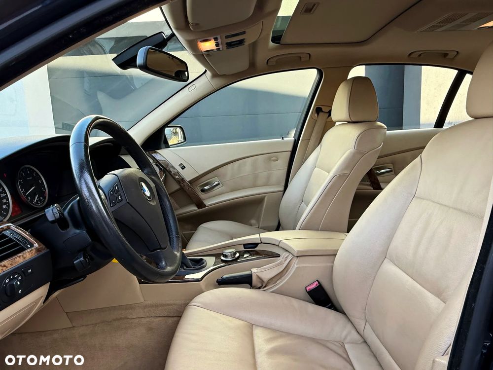 BMW Seria 5 525xi - 23