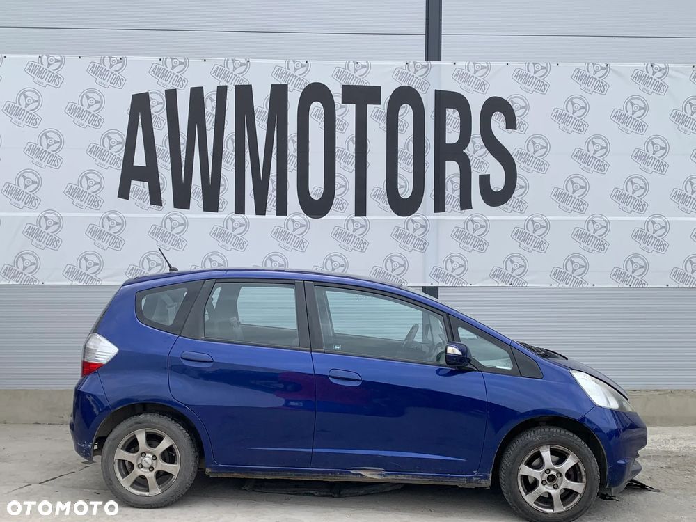 HONDA JAZZ 2009 *SAMOCHÓD NA CZĘŚCI* 4604  MASKA, LAMPA, DRZWI, LUSTERKO, ZDERZAK, GRILL, BŁOTNIK, KLAPA, BELKA, DESKA, FOTELE, KANAPA, ĆWIARTKA KIEROWNICA, TARCZE, ZACISKI, ZAWIESZENIE, KOMPLETNY PRZÓD, KOMPLETNY TYŁ, LICZNIK, ZEGARY, PRAWE LEWE PRZÓD TYŁ - 3