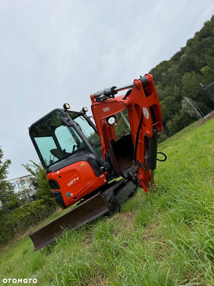 Kubota U27 Minikoparka koparka gąsienicowa 2.8 tony. jak Nówka sztuka z salonu! 2018 rok. 2000 mtg. Przywieziona z Gospodarstwa Norweskiego! Zadbana Maszyna ani deka luzów i wycieków. Aktualna Dekra dokumentacja BMWT! Szybkozłącze. Szybka wolna jazda. Zamki na tłokach. Wersja Norweska!! OKAZJA Tanio - 5