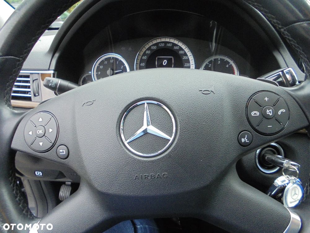 Mercedes-Benz Klasa E 220 CDI DPF BlueEFFICIENCY 7G-TRONIC Elegance - 22