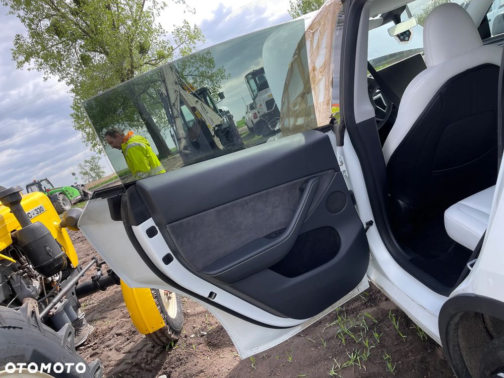 Tesla Model Y Long Range Dual Motor AWD - 21