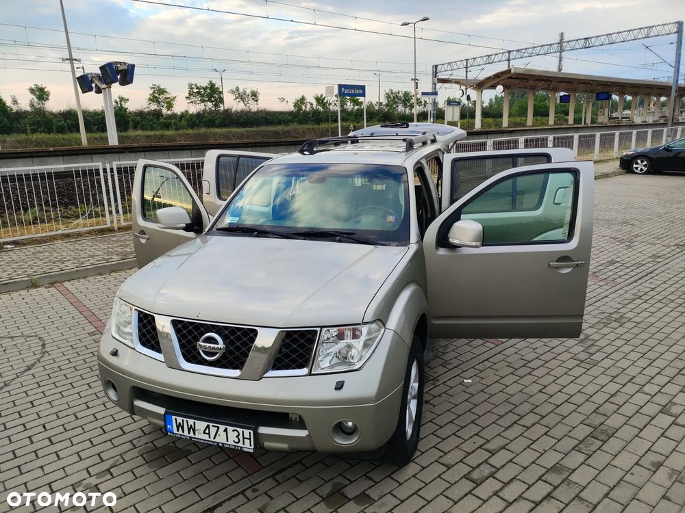 Nissan Pathfinder 2.5 D LE - 16