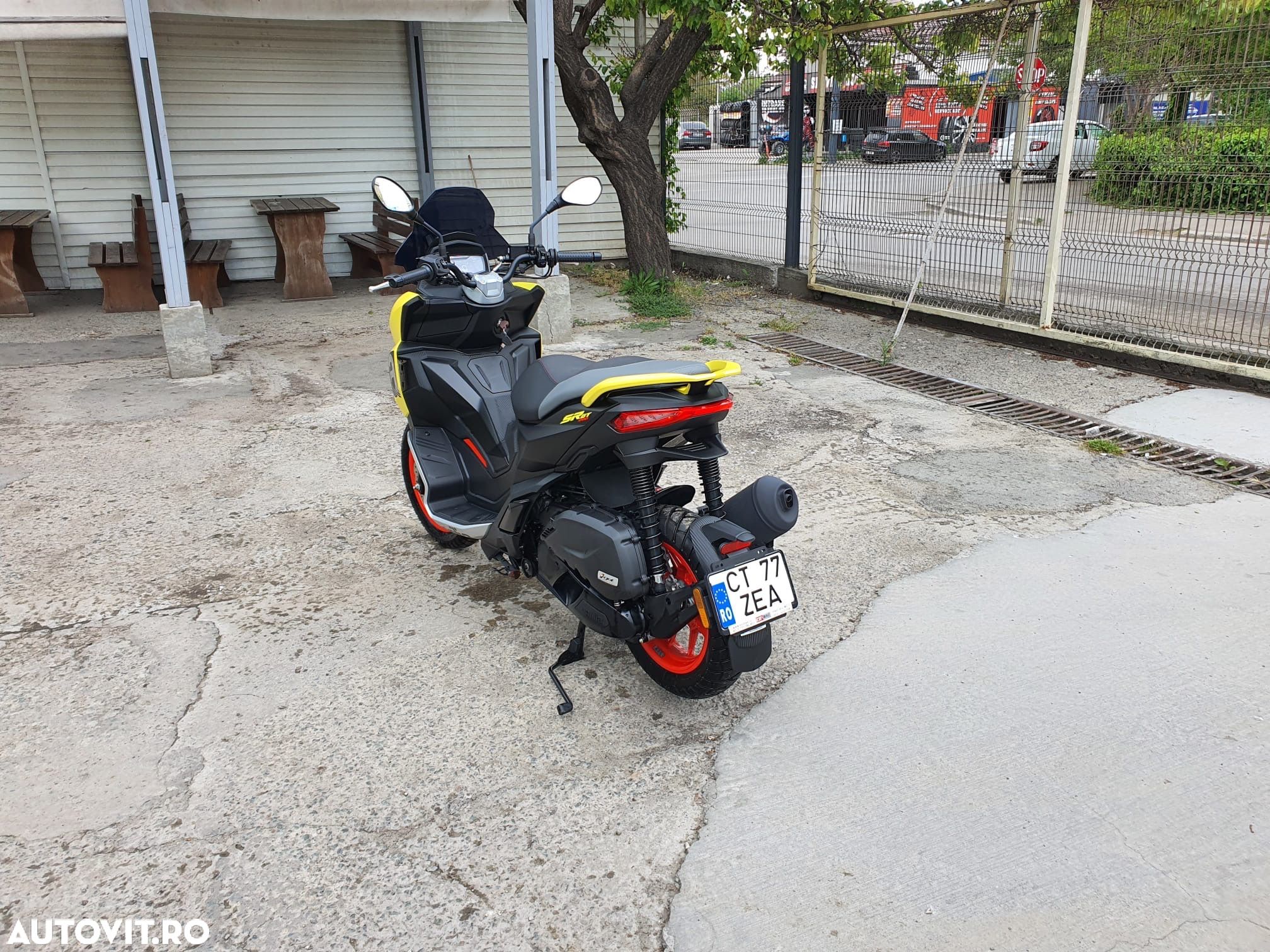 Aprilia SR GT - 1