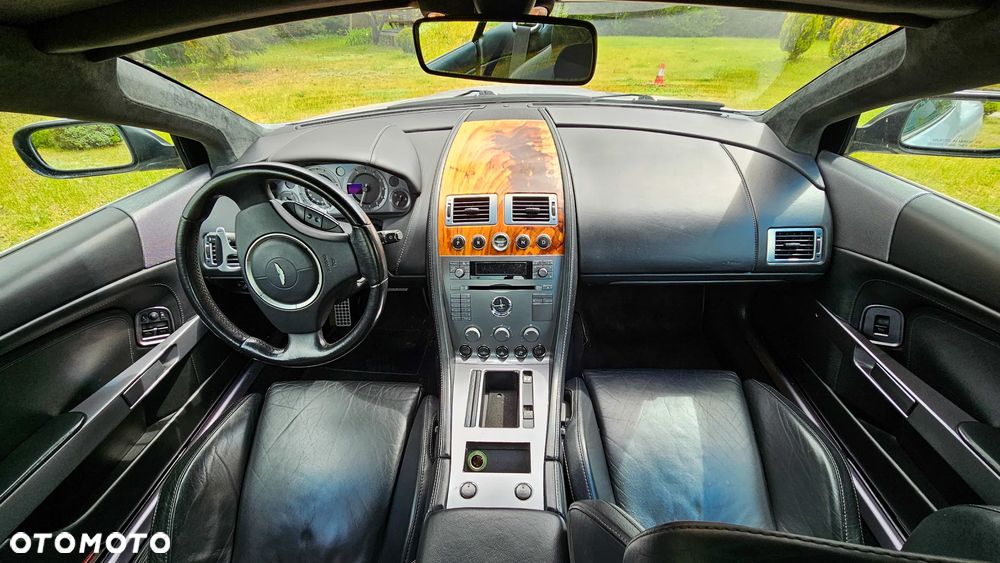 Aston Martin DB9 Standard - 25