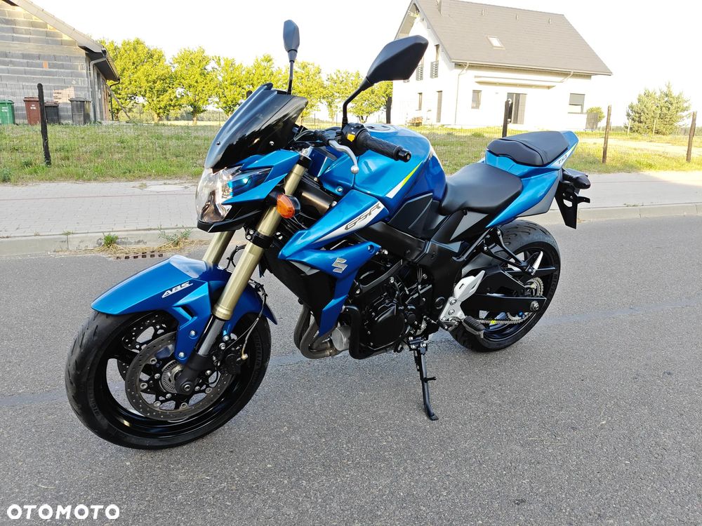 Suzuki GSR - 8