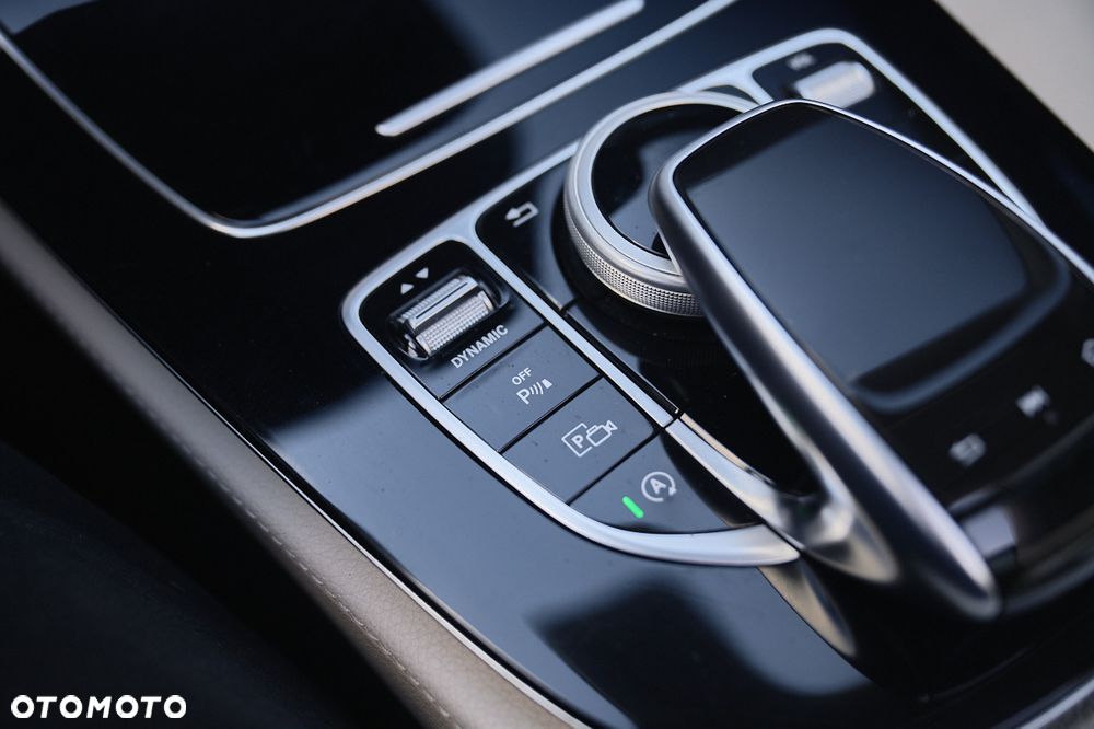 Mercedes-Benz Klasa E 220 d 4-Matic 9G-TRONIC - 27