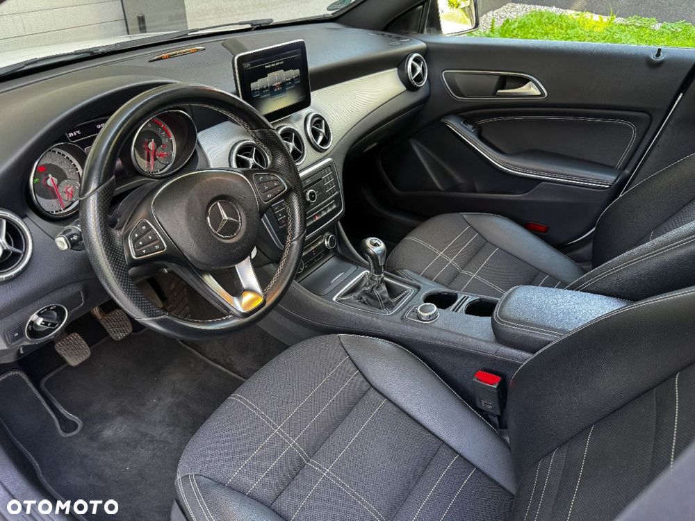 Mercedes-Benz CLA 180 Urban - 16