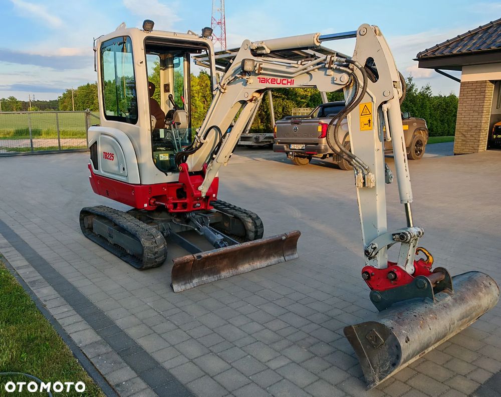 Takeuchi TB225 - 5