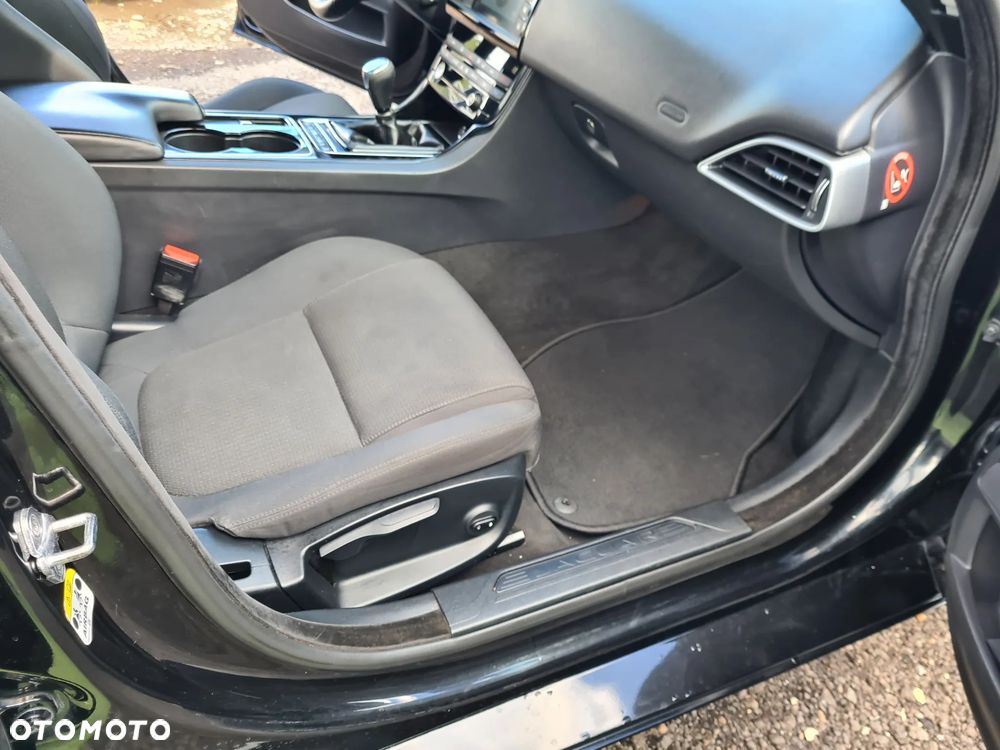 Jaguar XE 2.0 D Prestige - 7