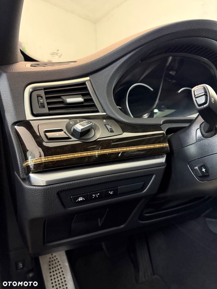 BMW Seria 5 550i Sport-Aut Modern Line - 14