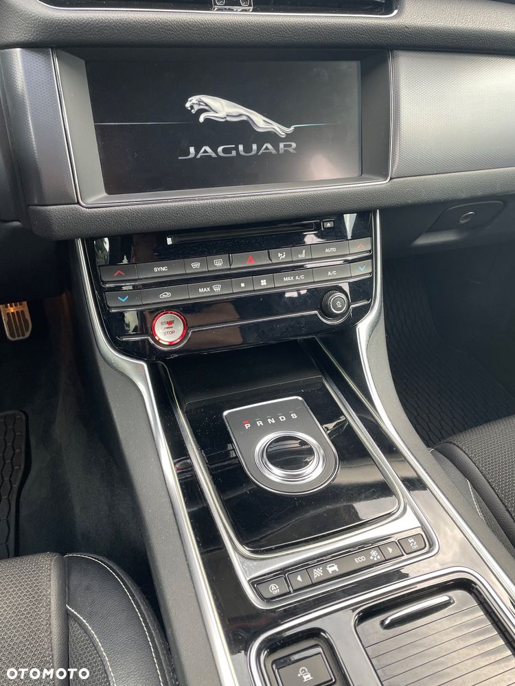 Jaguar XF 25t R-Sport - 12