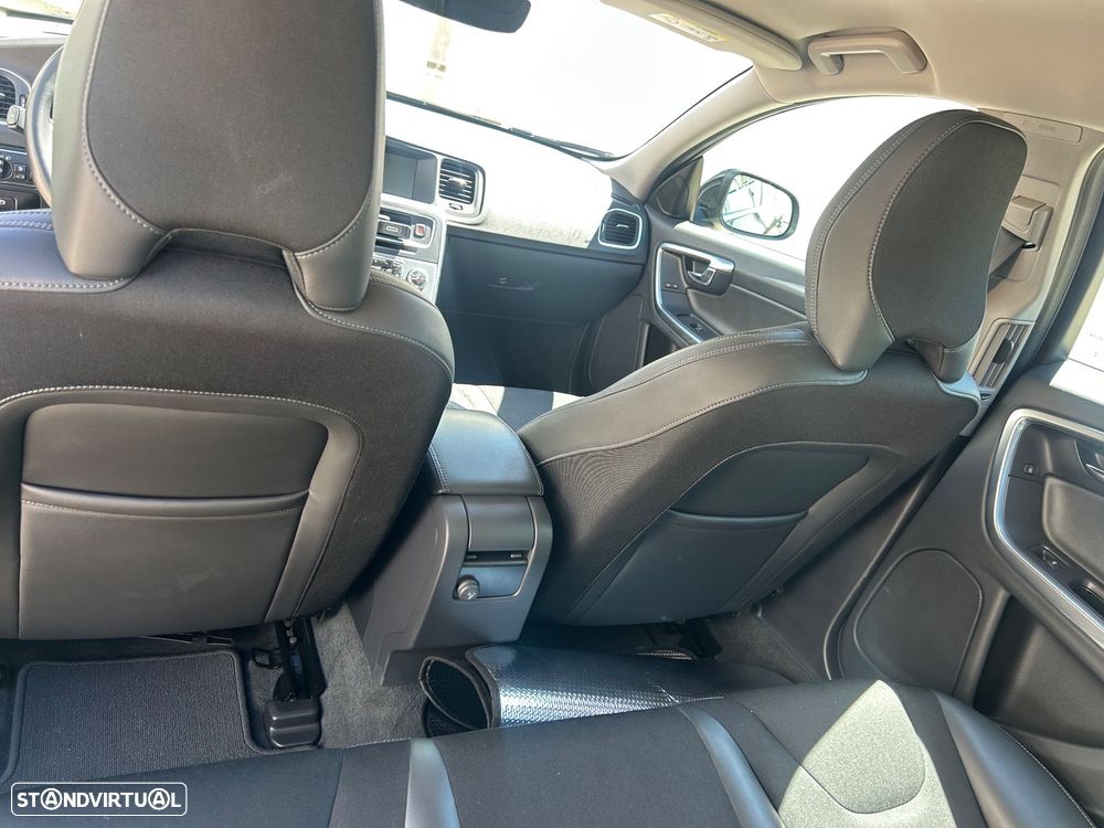 Volvo V60 2.0 D2 Momentum - 7