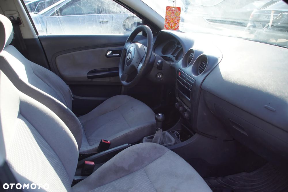 Auto na części - Seat Ibiza III 1.2 12V 64 KM AZQ GSB LS7N 2003R Silnik Skrzynia Drzwi Maska Klapa Zderzak Błotnik Szyba Lusterko Klamka Lampa Deska Kokpit Sterownik Moduł Czujnik Licznik Panel Kierownica - 14