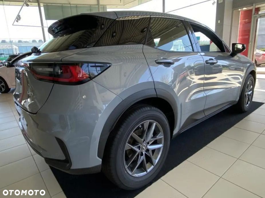 Lexus LBX - 6