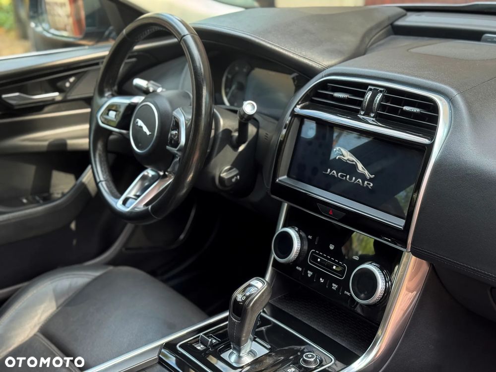 Jaguar XE D180 R-Dynamic S - 4