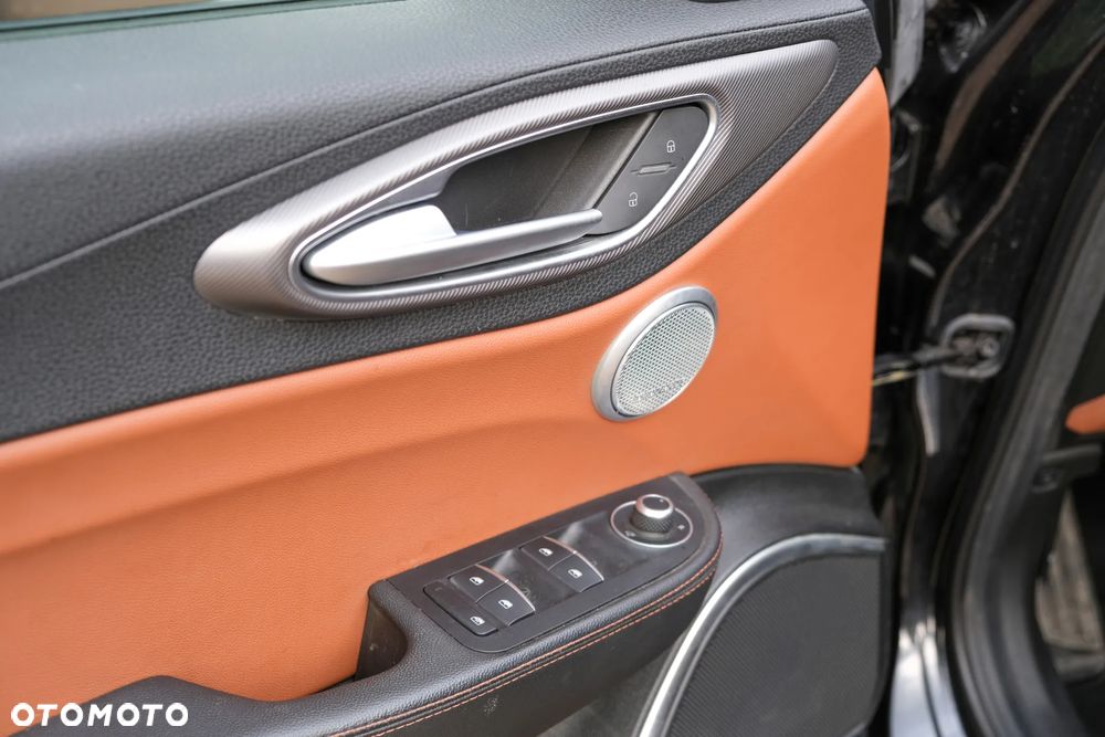 Alfa Romeo Giulia 2.0 Turbo 16V AT8-Q4 Veloce Ti - 12