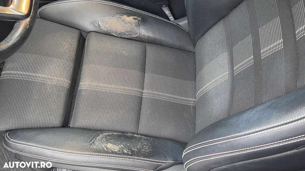 Mercedes-Benz GLA 180 7G-DCT - 12