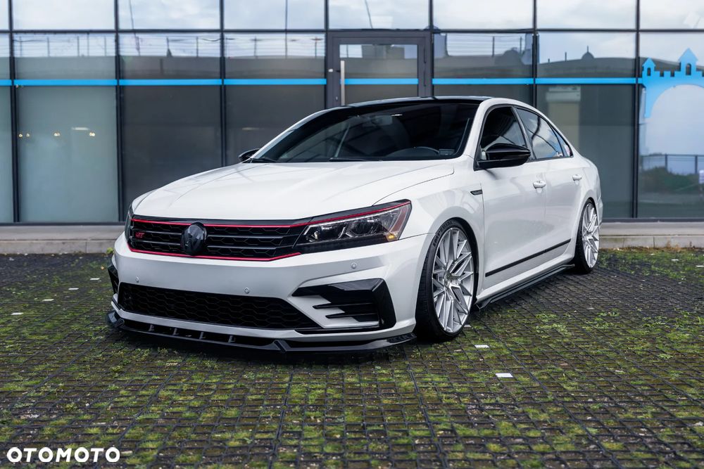 Volkswagen Passat - 1