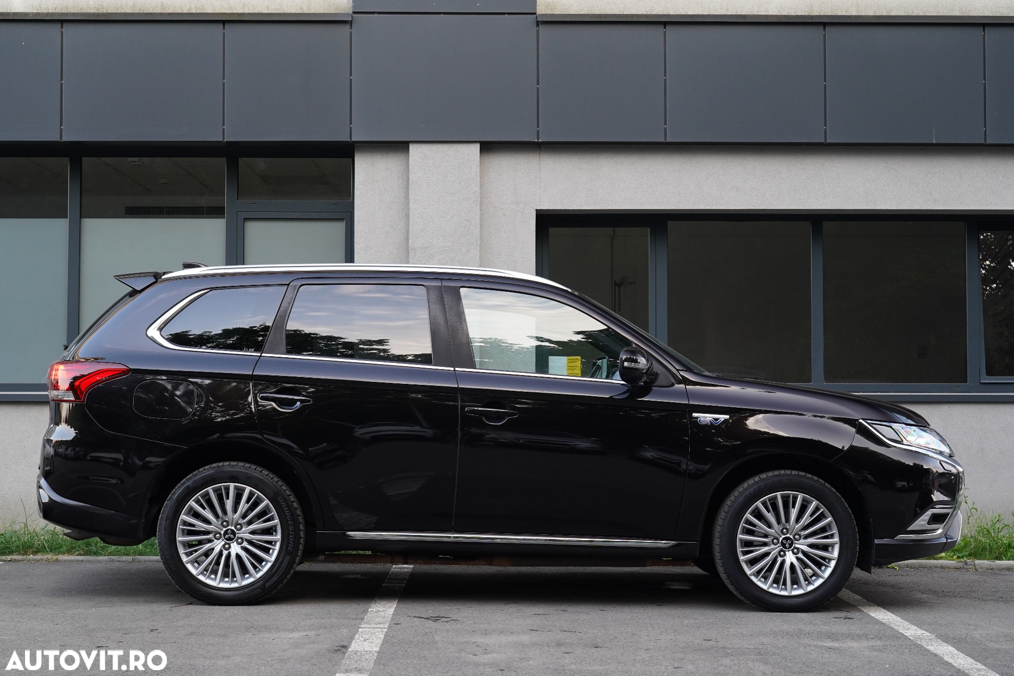Mitsubishi Outlander 2.4 4WD Plug-In Hybrid Top - 26