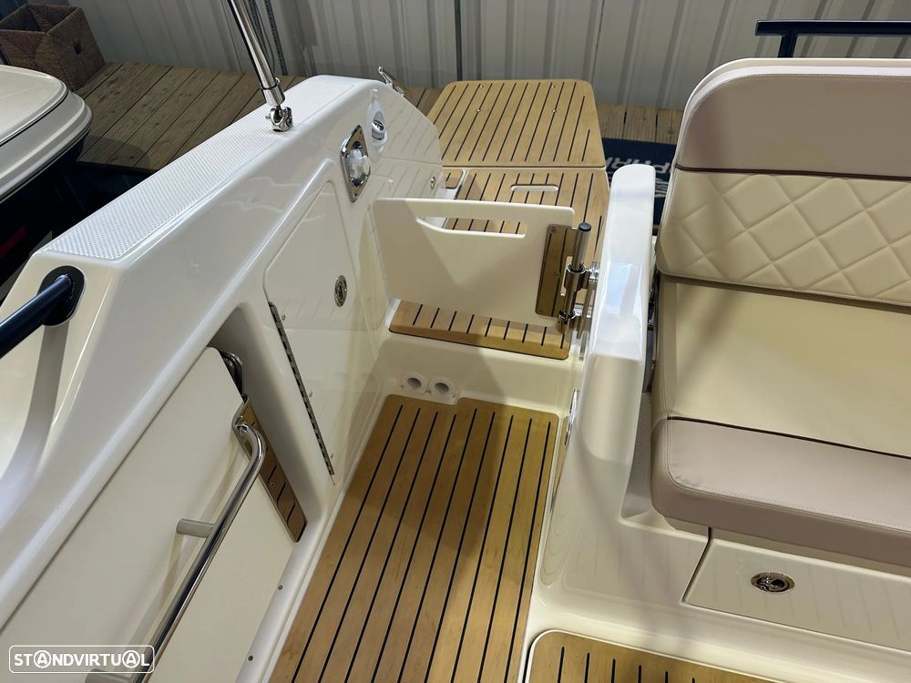 Quicksilver Activ 875 Sundeck - 14