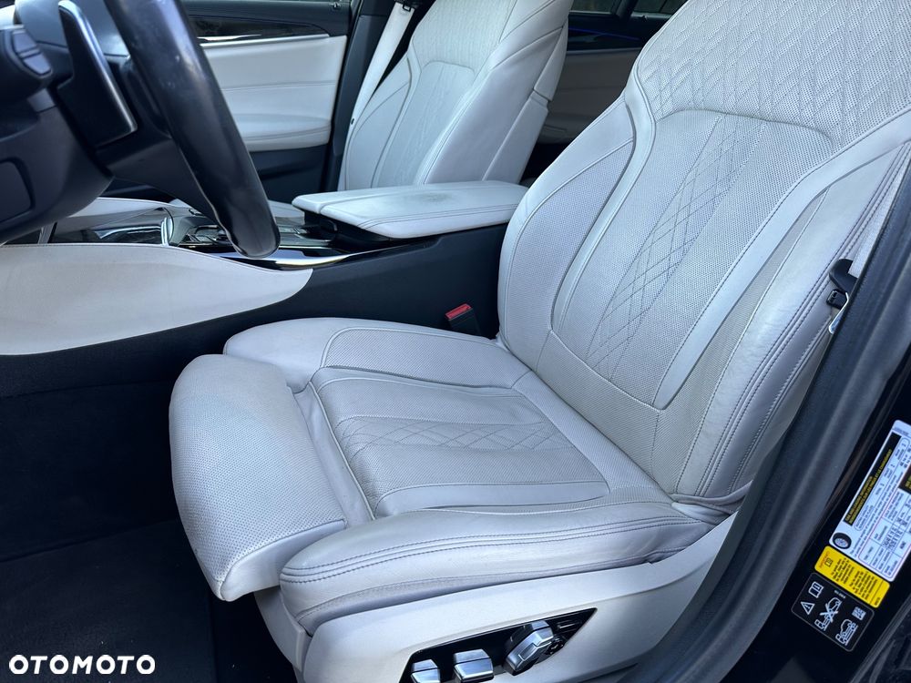 BMW Seria 5 M550i xDrive sport - 23