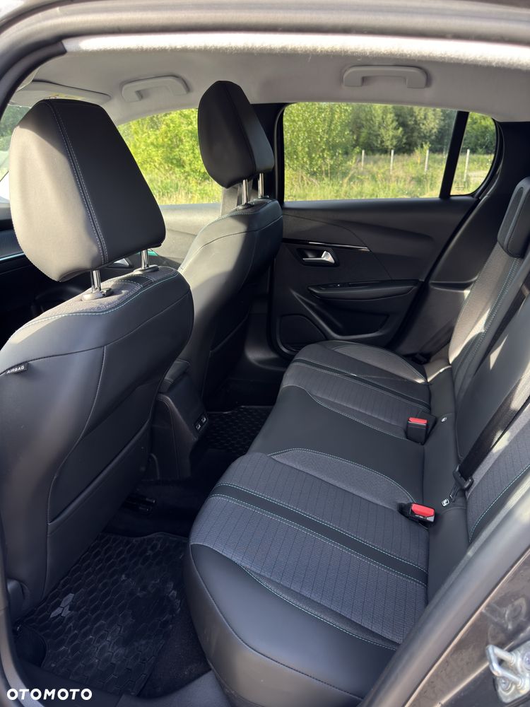 Peugeot 208 - 8