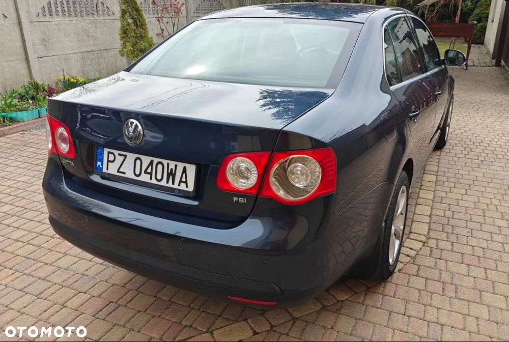 Volkswagen Jetta 1.6 FSI Comfortline - 1