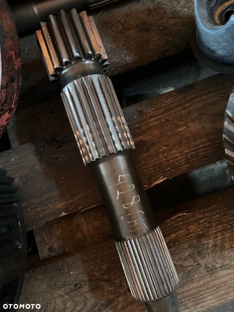 Półośka 16 zębów mostu tylnego CAT 428 - 4