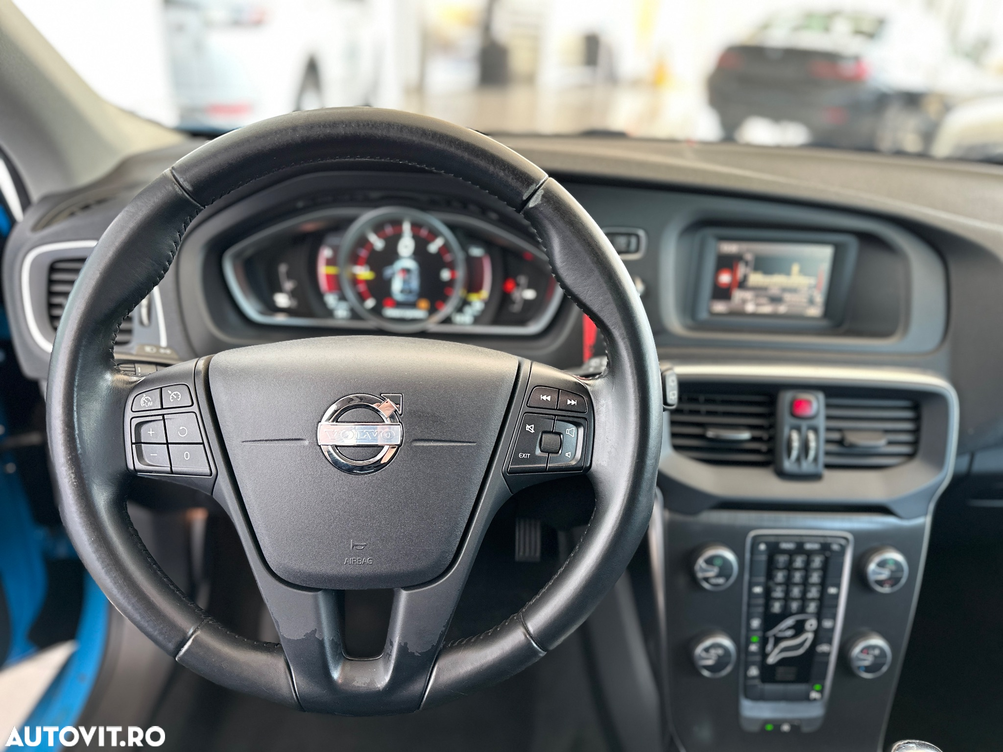 Volvo V40 D2 R-Design - 4
