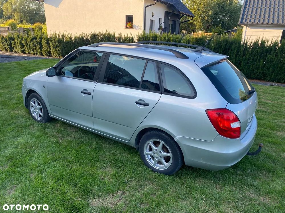 Skoda Fabia 2010 photo 2