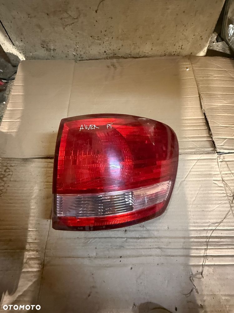 Lampy tył Toyota Avensis Verso 01-03r. - 1