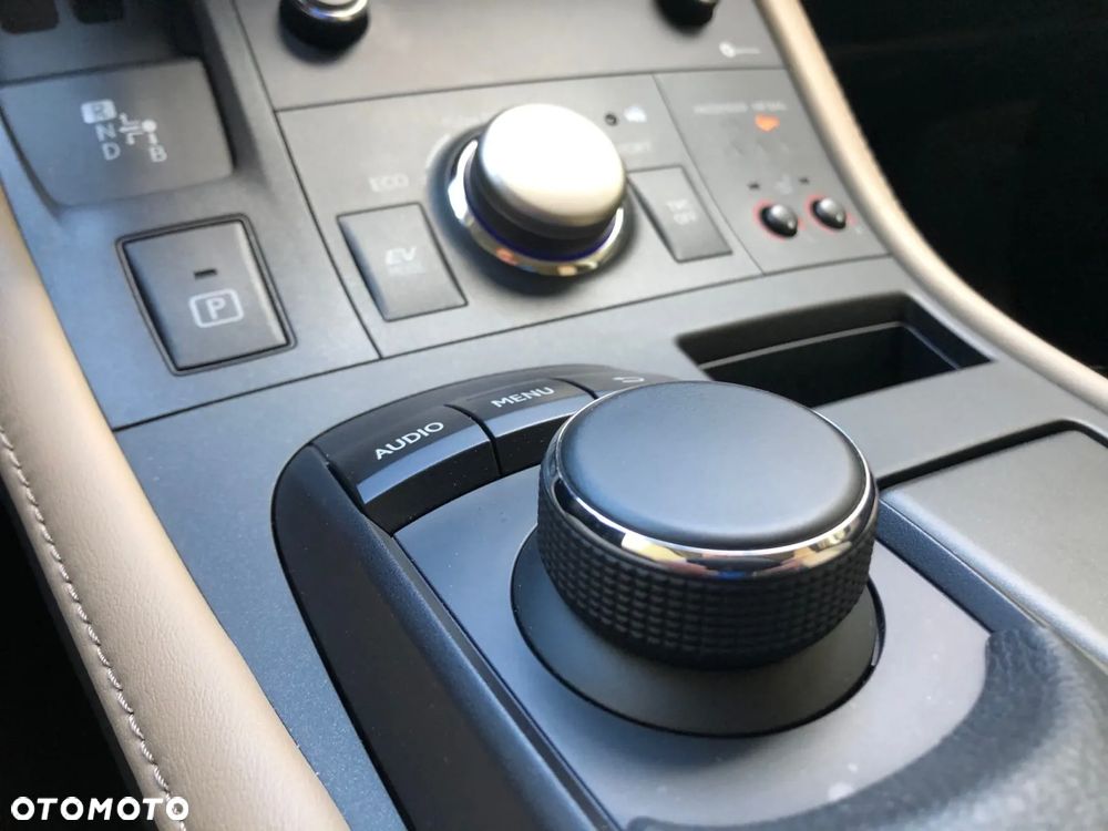Lexus CT 200h Launch Edition - 8