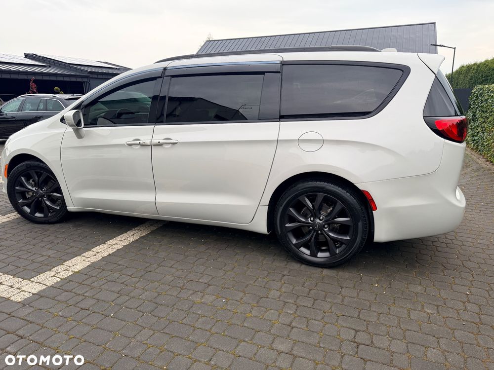 Chrysler Pacifica - 5